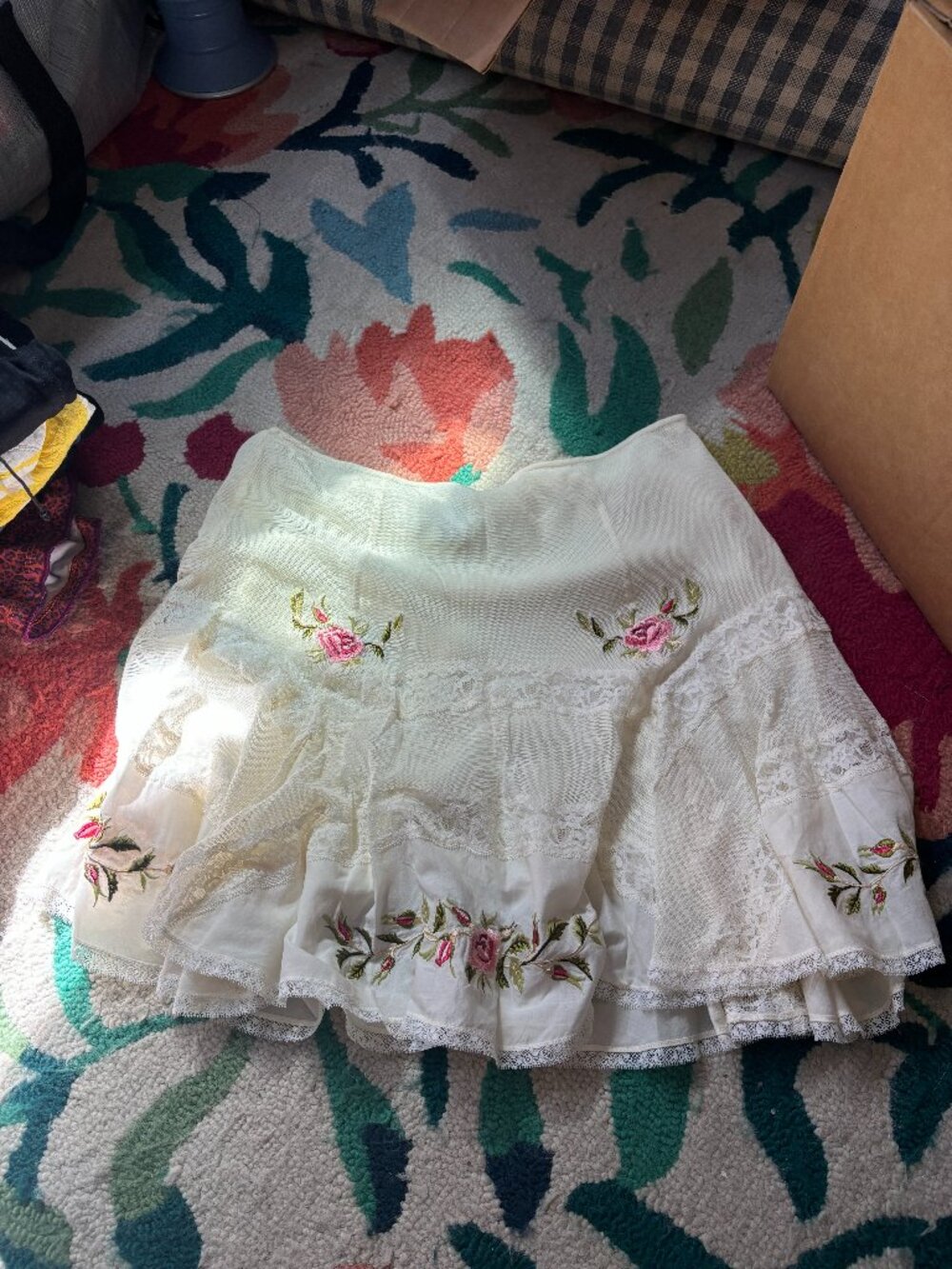 00's Betsey Johnson cream lace floral embroidered skirt in size 8